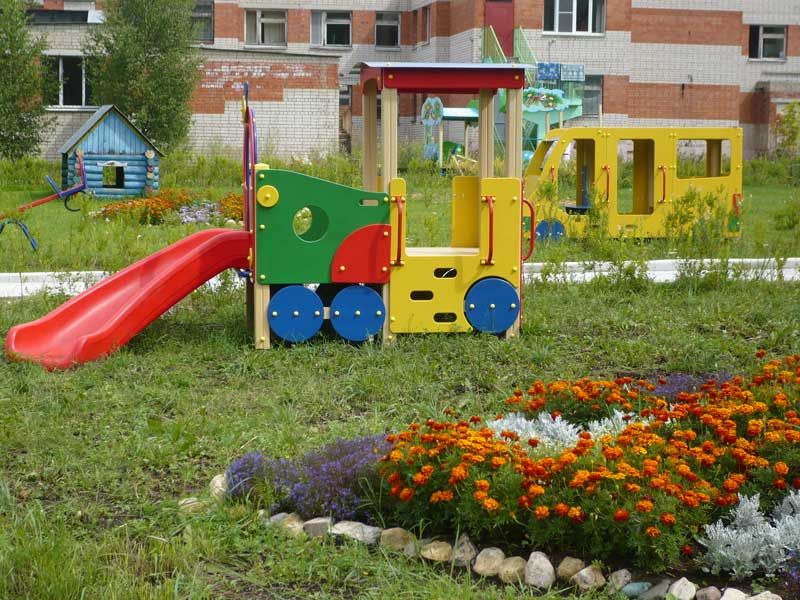 Детская площадка установленная на газоне
